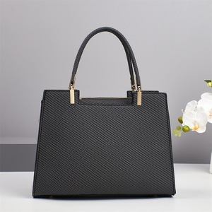 Sac <span class=keywords><strong>à</strong></span> bandoulière <span class=keywords><strong>tendance</strong></span> pour femmes, nouvelle vente <span class=keywords><strong>à</strong></span> succès - <span class=keywords><strong>Sacs</strong></span> <span class=keywords><strong>à</strong></span> <span class=keywords><strong>main</strong></span> en cuir PU avec plusieurs modes de port pour un usage quotidien et les voyages - Product Image 4
