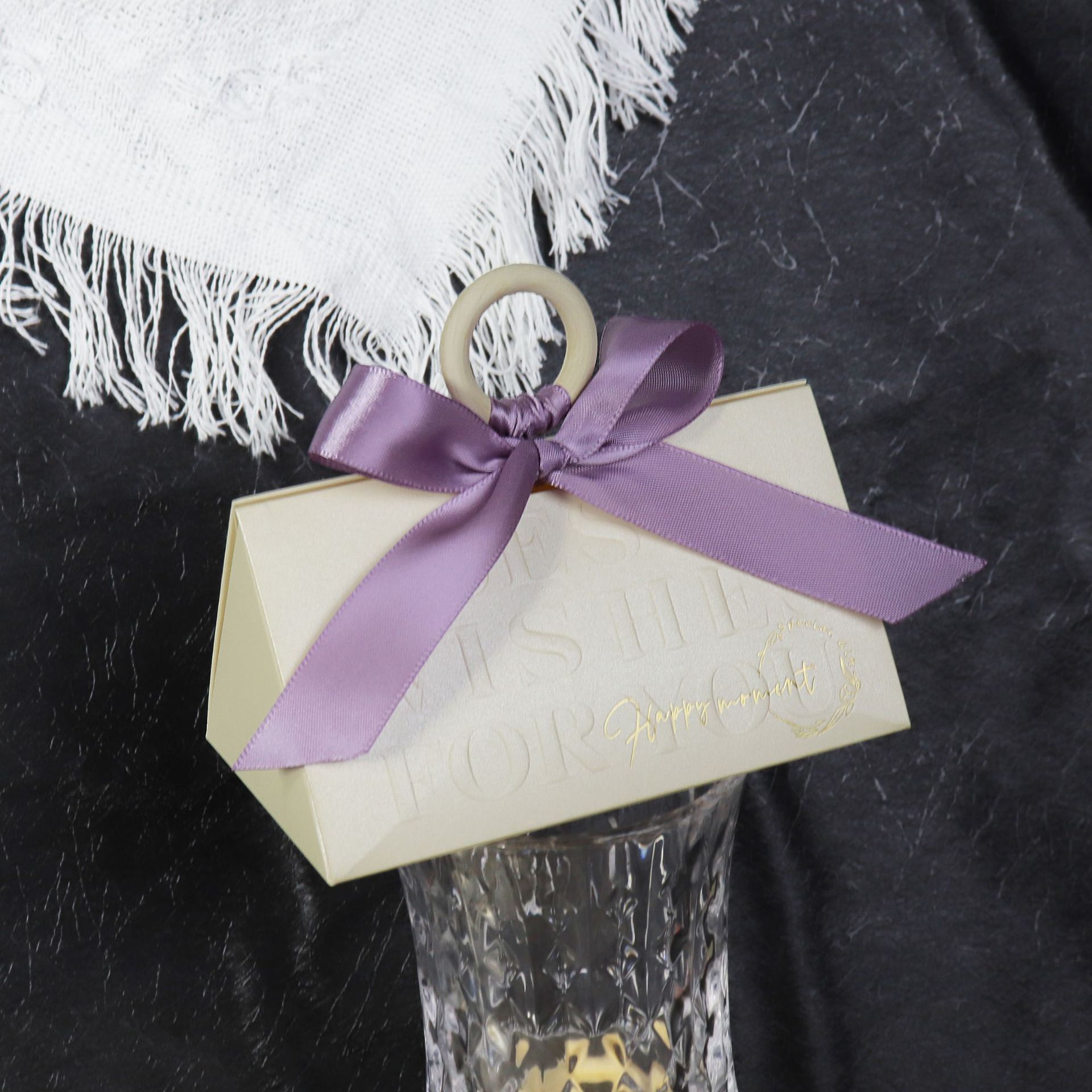 Nouvelle boîte beige avec ruban polyester violet