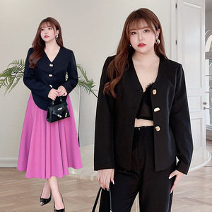 Ensemble de costume pour femme Runqi N8473, satin noir, col en V, épaulettes rembourrées, taille plus, couleur unie, style rétro pour femme adulte - Product Image 3