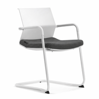 Chaise ergonomique à dossier en plastique, assise rembourrée en tissu, base en métal, accoudoirs fixes, empilable, pour écoles et entreprises