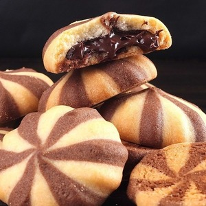 Galletas <span class=keywords><strong>de</strong></span> <span class=keywords><strong>chocolate</strong></span> rellenas <span class=keywords><strong>de</strong></span> cacao al por mayor OEM, galletas <span class=keywords><strong>de</strong></span> <span class=keywords><strong>chocolate</strong></span> con vainilla en espiral, galletas crujientes a granel, snack. - Product Image 1