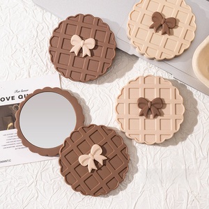 Espejo de Maquillaje de Bolsillo Redondo Pequeño con Diseño de Galletas Waffle, Espejo Cosmético Portátil de Doble Cara - Product Image 3