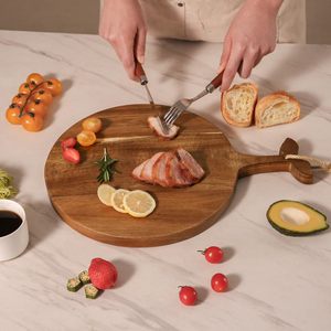 Tabla de cortar redonda de madera YUSOTAN con asa para uso en la cocina - Product Image 2