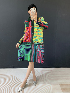 เสื้อพิมพ์ลายดอกไม้ แบรนด์ PY Fashion Forward Miyake ทรงพลีท คอปก แขนยาว สไตล์ลำลอง สำหรับฤดูใบไม้ผลิ ผลิตจากโพลีเอสเตอร์ 100% ขายส่งจำนวนมากสำหรับผู้หญิง - Product Image 2