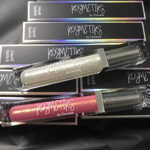 चमकदार मोल्ड प्लास्टिक कंटेनर लक्जरी वर्ग अनुकूलित बॉक्स पैकेज स्पष्ट 5 मिलीलीटर लाल ट्यूब होंठ तेल चमक लिपस्टिक - Product Image 2