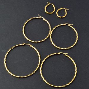 Pendientes de Aro de Acero Inoxidable Chapados en Oro de 18K de Lujo para Mujer - Product Image 1
