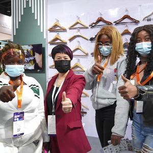 LEEKING Wholesale <strong>Mini</strong> Black White Colour 360 Degree Rotary Hook Hat Socks Clip High Quality Multifunction Plastic <strong>Hanger</strong> - Product Image 5