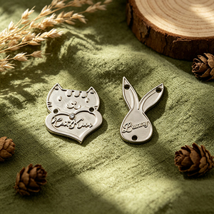 Accessoires de couture métalliques pour vêtements de bain, étiquette de marque métallique plaquée avec logo gravé sur mesure - Product Image 1