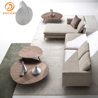 Canapé sectionnel asymétrique moderne avec accoudoirs inclinés, pieds en métal noir mat recouverts de tissu, meubles de salon