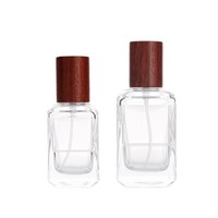 Flacon de parfum en verre mat transparent carré classique de 50 ml avec bouchon en bois et pulvérisateur à pompe, personnalisé, de luxe, vente en gros, offre spéciale