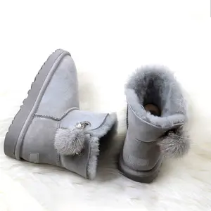 Grosir sepatu bot wanita musim dingin, sepatu bot kasual datar bulu domba hangat bahan wol salju dengan pompom