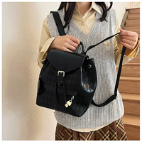 Sac à dos à rabat zippé à carreaux tissés pour femme - Motif géométrique résistant à l'eau, capacité 7L pour les trajets quotidiens et les voyages