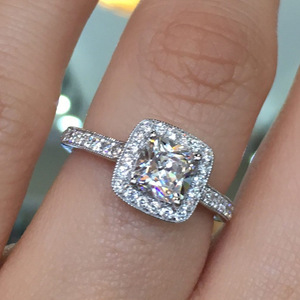 Bague en zircon taille princesse pour femme, bijou de doigt géométrique à quatre griffes, tendance - Product Image 1
