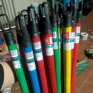 Manche de balai en bois 120 cm léger multicolore pour le nettoyage des sols à la maison - Product Image 1