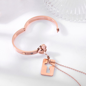 Bijoux plaqué or pour la Saint-Valentin assortis avec fermoir en forme de cœur pour couple Ensemble de bracelets et de colliers avec pendentif clé pour hommes et femmes filles - Product Image 4
