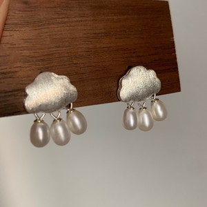 Boucles d'oreilles pendantes en argent pur S925 Yunyan Chengyu pour femmes, perle d'eau douce naturelle, petites gouttes de pluie en forme de nuage, artisanat brossé - Product Image 1