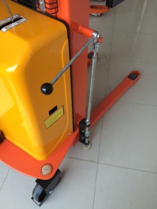 Handig En Eenvoudig Te Bedienen Ergonomisch Handvat China Semi-Elektrische Pallet Stapelaar 1T Magazijn - Product Image 5