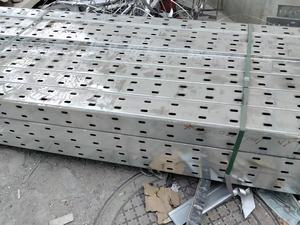 Goulotte de câblage perforée ventilée en acier galvanisé robuste avec capacité de 60 câbles et finition anti-corrosion - Product Image 2