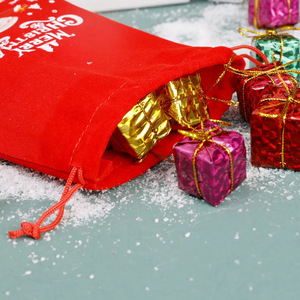 Bolsas de regalo navideñas rojas de 7 pulgadas, de tela, con cordón, ecológicas, para dulces, refrigerios, empaques de manzanas, recuerdos de fiestas navideñas - Product Image 2