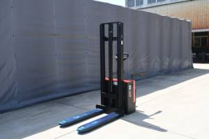 Apilador Eléctrico EVERLIFT ELES-15F, 2T, 3.5m de Elevación, Equipo de Apilamiento Industrial para Almacén, Económico - Product Image 3