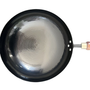 Wok Redondo Sin Recubrimiento con Mango de Madera de Cedro Rojo para Cocinar 32 cm - Product Image 4