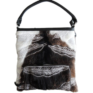 กระเป๋าสะพายคาดลำตัวหนังวัวขนวัวแบบลำลองทำมือสไตล์วินเทจมีซิปปักกรอบหวาย - Product Image 1