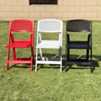 Chaise pliante en résine empilable multicolore avec dossier perforé et assise rembourrée pour événements, mariages, restaurants, fêtes, utilisation en extérieur et en intérieur