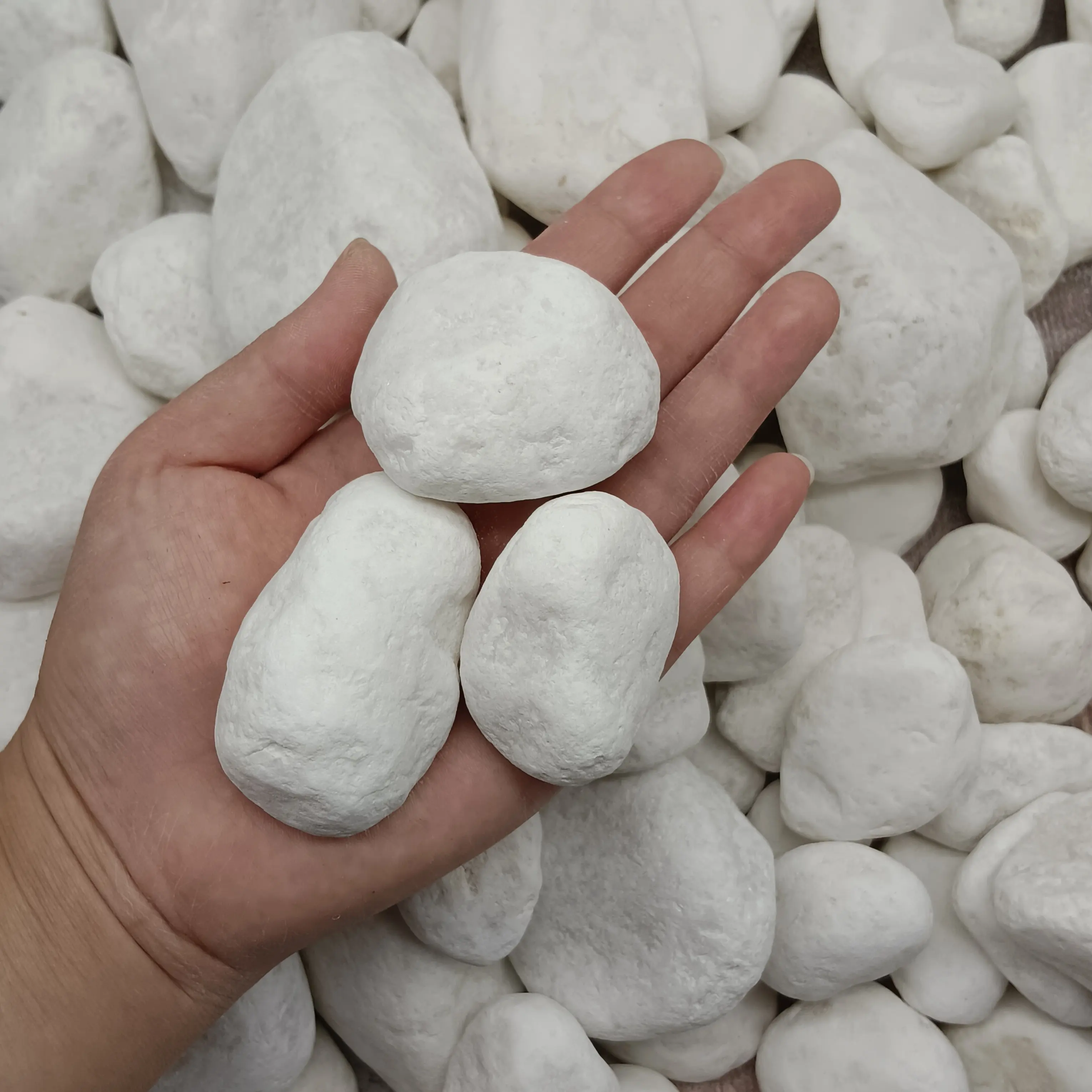 बहु आकार कच्चे प्राकृतिक भूनिर्माण रॉक ट्रावर्टिन कोबबलस्टोन बजरी लिए सफेद पेबल पत्थर