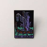Broche en émail style punk gothique « THE HERMIT » avec motif de carte de tarot et de formule magique, idéale pour les vêtements et les accessoires de sac à dos