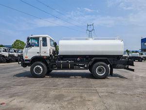 Camión Cisterna de Agua Dongfeng 4X4 8000L para Terrenos Difíciles, Personalizado, con Emisiones Especiales, Hecho en China, Certificado ISO y CCC - Product Image 1