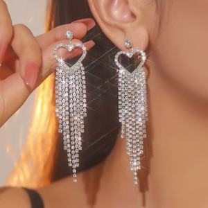 Pendientes Largos de Moda Europea y Americana con Diseño de Mariposa, Borla de Melocotón Exagerada, Cadena de Garra con Diamantes de Imitación - Product Image 1