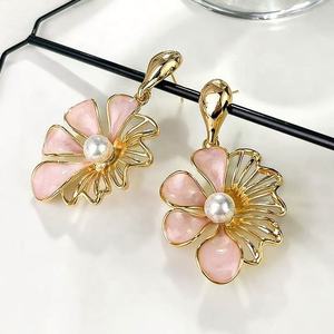 Boucles d'oreilles tendance de style rétro français, nouveau design de fleurs roses à effet goutte, douces et élégantes, en alliage de cuivre avec pierre principale en ambre - Product Image 6