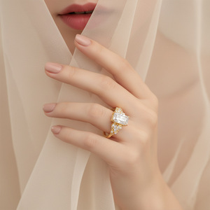 Anillo de Corona Vintage de Plata S925 de Dos Tonos con Moissanita Corte Esmeralda para Propuesta de Matrimonio, Regalo de Aniversario, Joyería - Product Image 4