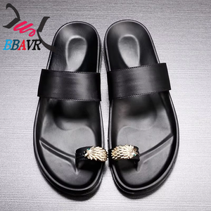 Sandalias de Cuero Genuino para Hombre con Diseño de Punta Metálica - Chanclas Transpirables para el Verano 2025 - Product Image 3