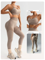 Ensemble de yoga 2 pièces sans couture en maille pour femme, soutien-gorge dos croisé et leggings taille mi-haute froncés aux fesses, logo personnalisé, faible MOQ, vente en gros fitness