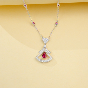 Collier élégant en argent 925 avec pendentif en rubis taille poire et micro-pavé, design jupe, par Design Lab - Product Image 4