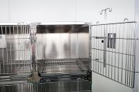 Hondenkennel van roestvrij staal met 4 deuren, afsluitbare deuren, glad robotgelaste constructie, mobiele wielen, houder voor dieren-id voor dierenkliniek