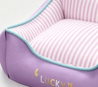 Canapé-lit pour animaux de compagnie en PU violet pastel, doublure à rayures verticales rose et blanches, dossier incurvé, enveloppement trois côtés, coussin lavable pour chien et chat