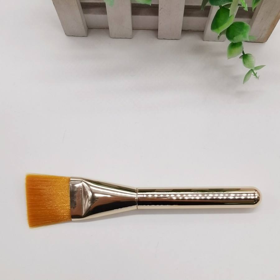 ผมสีส้มที่จับโลหะสีทอง