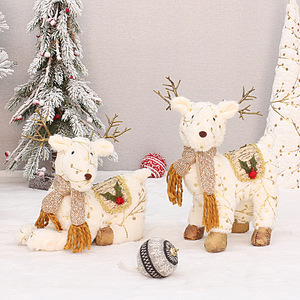 Ensemble de figurines de rennes en peluche avec écharpe et décorations de houx pour la décoration de salon de Noël - Product Image 3