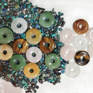 Vente en gros d'objets artisanaux en cristal personnalisés, pierres naturelles de guérison, sculptures de donuts en cristal pour la décoration DIY - Product Image 1