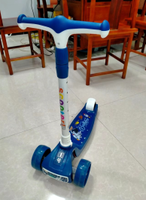 Trottinette pliable moderne et populaire avec lumières clignotantes, pédales larges et silencieuses, trois roues, capteur intelligent, hauteur réglable, jouet d'extérieur