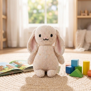 Bambola Coniglietto Confortante per Bambini all'Ingrosso Lavorata a Maglia, Animali all'Uncinetto, Giocattoli Amigurumi Fatti a Mano, Peluche di Coniglio - Product Image 1