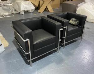 आधुनिक <span class=keywords><strong>LC2</strong></span> एकल कार्यालय सोफे की कुर्सी न्यूनतम डिजाइन वर्ग धातु फ्रेम और घर या कार्यालय भवन के उपयोग के लिए चमड़े की सीट - Product Image 2