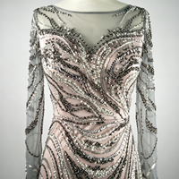 Robe de soirée sirène en tulle gris et rose transparente à manches longues, avec jupe rose intégrée, ornée de perles ondulées et scintillantes, idéale pour le bal de promo