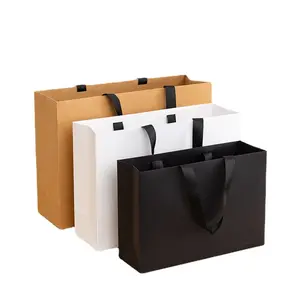 حقيبة هدايا ورقية سوداء فاخرة مصنوعة حسب الطلب بشعار مطبوع من ورق الكرافت