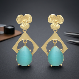 Nouvelles boucles d'oreilles pendantes en laiton plaqué or avec pierre précieuse turquoise en forme de fleur, faites à la main, pour fiançailles, fête, bijoux indiens de Jaipur - Product Image 3