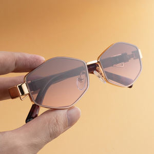 Gafas <span class=keywords><strong>de</strong></span> sol KAJILA <span class=keywords><strong>de</strong></span> moda, con diseño elegante, logotipo personalizado, montura metálica en forma <span class=keywords><strong>de</strong></span> diamante con cadena, protección UV400, para mujer. - Product Image 5