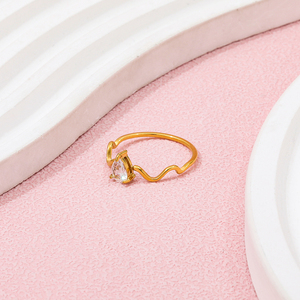 Gioielli Joolim Anelli per Donne in Acciaio Inossidabile Placcato Oro 18K con Zirconia a Goccia e Linee Ondulate Lucide - Product Image 4