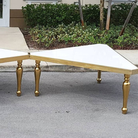 Meubles de location pour mariage, tables de restaurant triangulaires en acier inoxydable or avec miroir en MDF blanc et verre